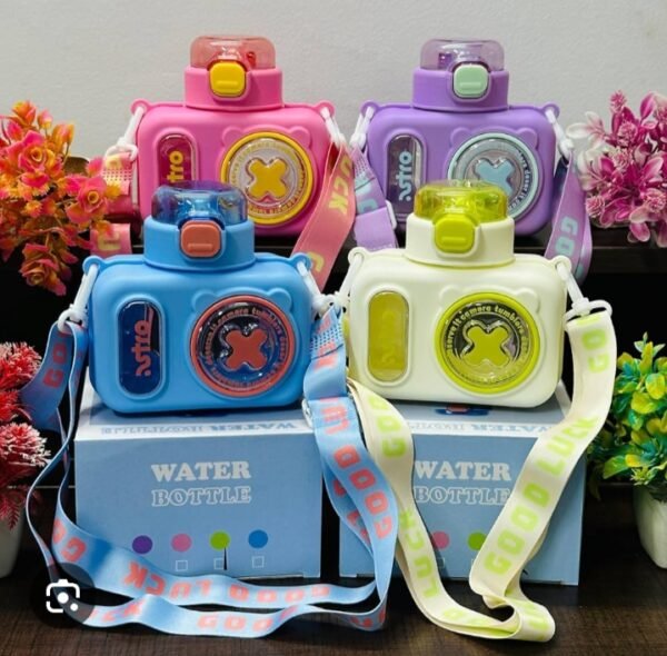 600ml children’s camera-shaped water bottle featuring a playful design with a “lens” detail and a stylized